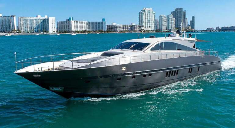 Leopard 92 – Yacht Charter in Miami