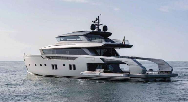 Sanlorenzo Yacht in Miami – Luxury Yacht Rental Experience