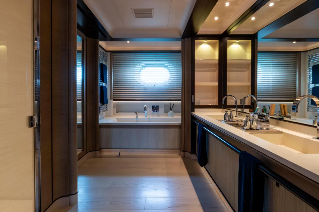 luxury sailing yacht for Charter