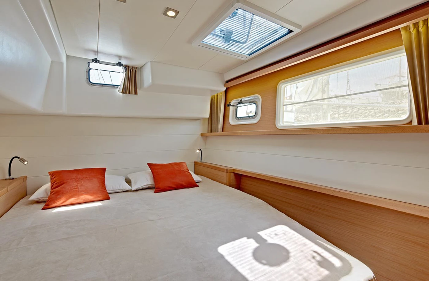 Discover Greece aboard the Lagoon 450 F, a stable and comfortable 2019 catamaran with 4 cabins, flybridge