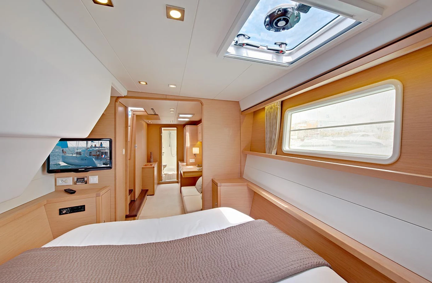 Discover Greece aboard the Lagoon 450 F, a stable and comfortable 2019 catamaran with 4 cabins, flybridge