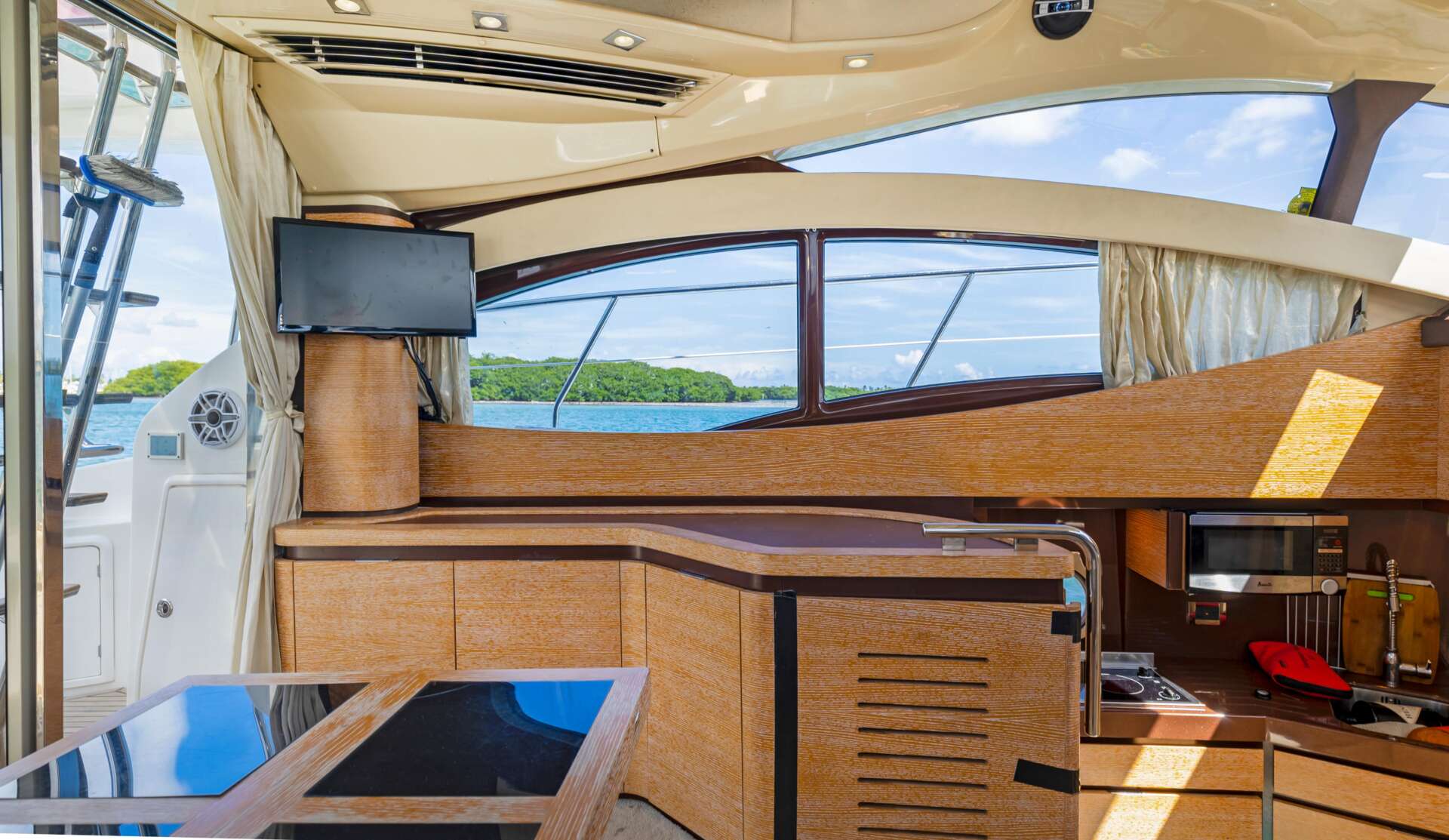 42-foot Azimut motor yacht available for private charter in Hollywood, Florida