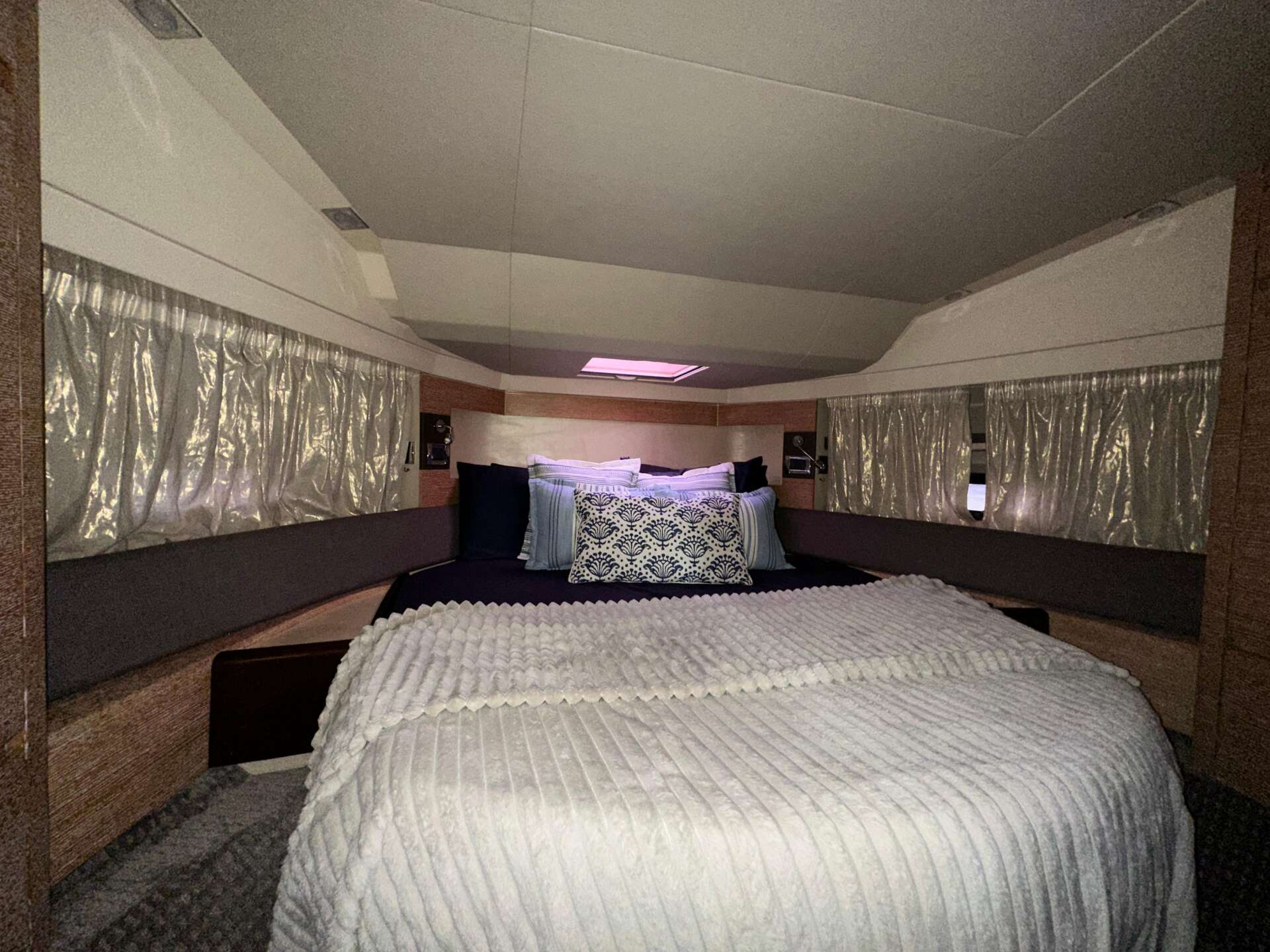 42-foot Azimut motor yacht available for private charter in Hollywood, Florida