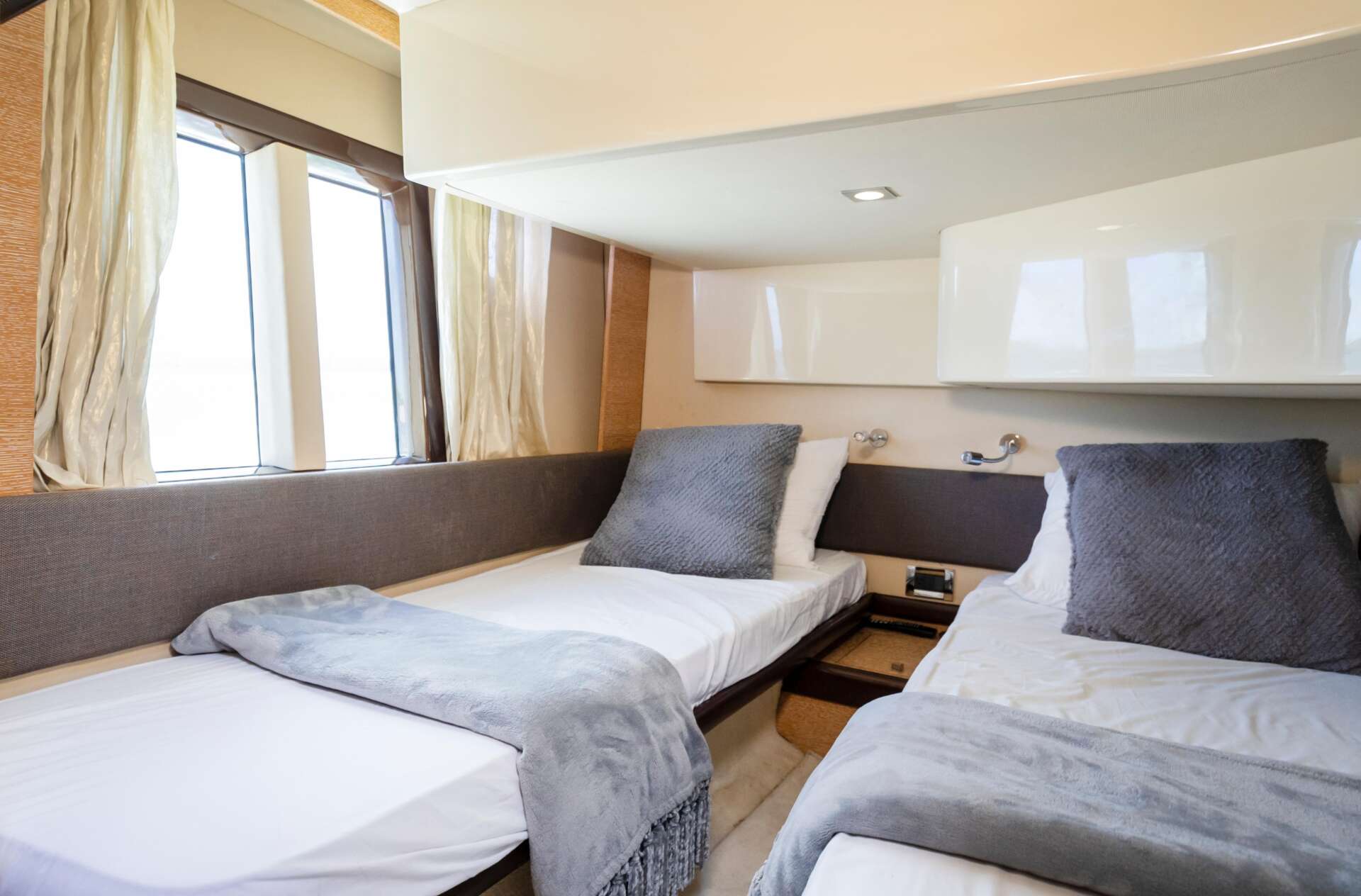 42-foot Azimut motor yacht available for private charter in Hollywood, Florida