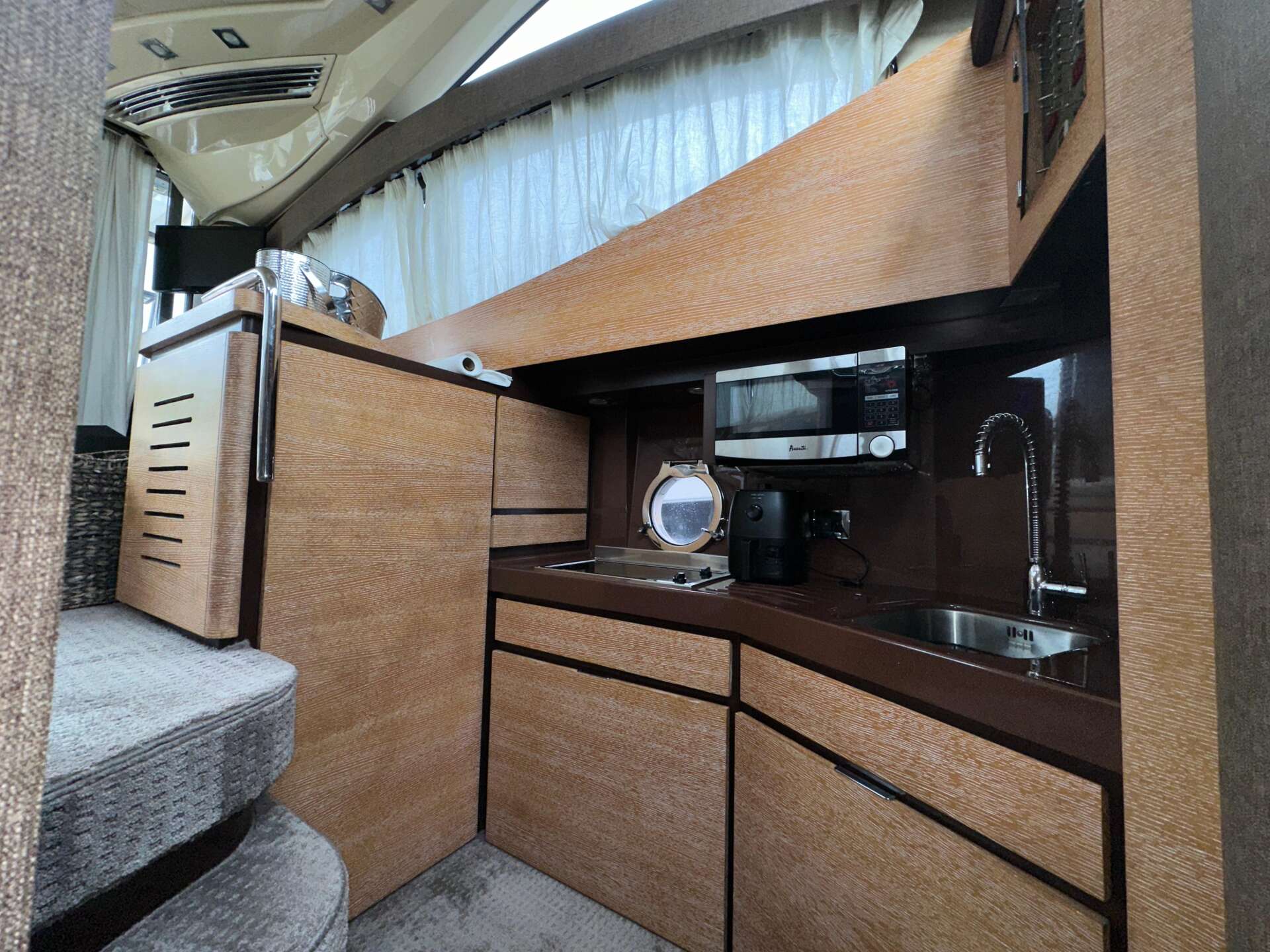 42-foot Azimut motor yacht available for private charter in Hollywood, Florida